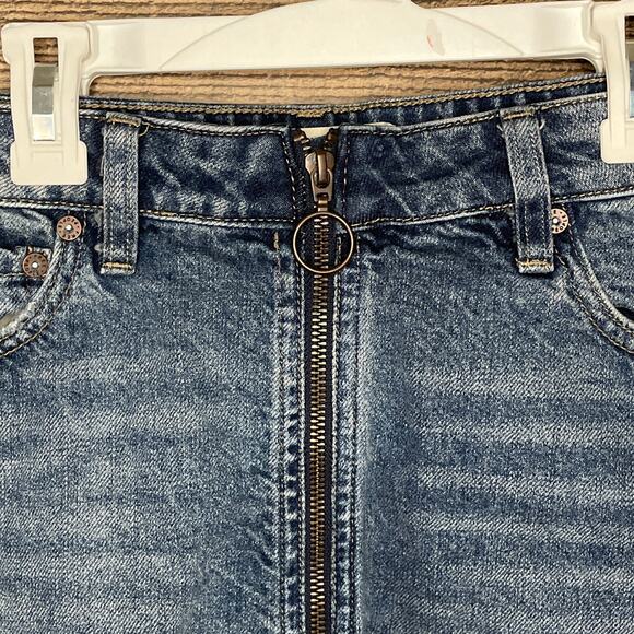 We The Free People Zip It Up Denim Mini Skirt Blue Jean Frayed Hem Size 27 - Picture 2 of 9